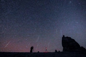 明日黎明前天空适当精彩来听流星划过的声响